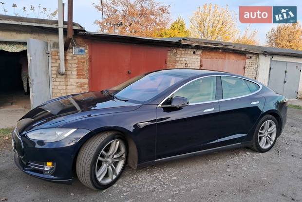 Tesla Model S 2015