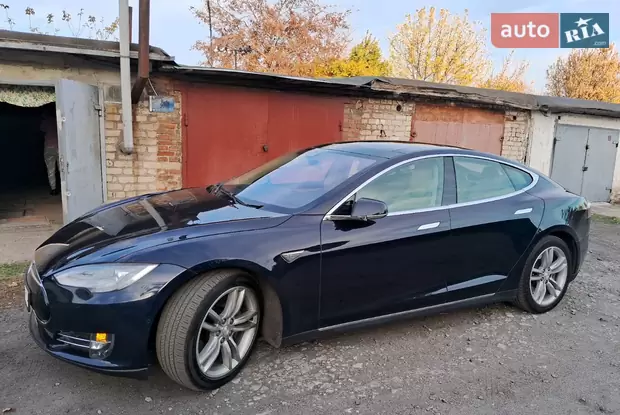 Tesla Model S 2015