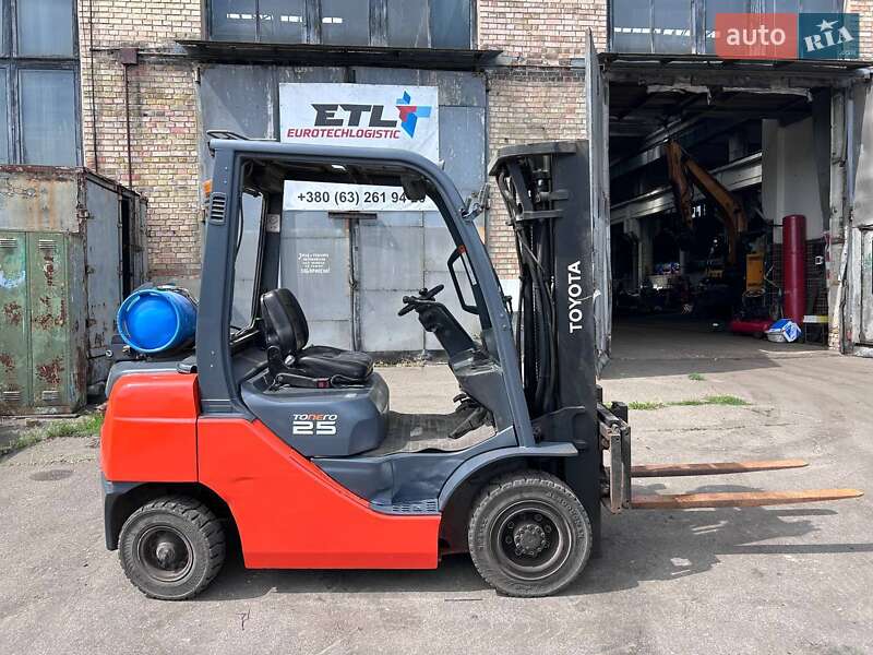 Вилочный погрузчик Toyota 02-8FG25 2010 в Киеве