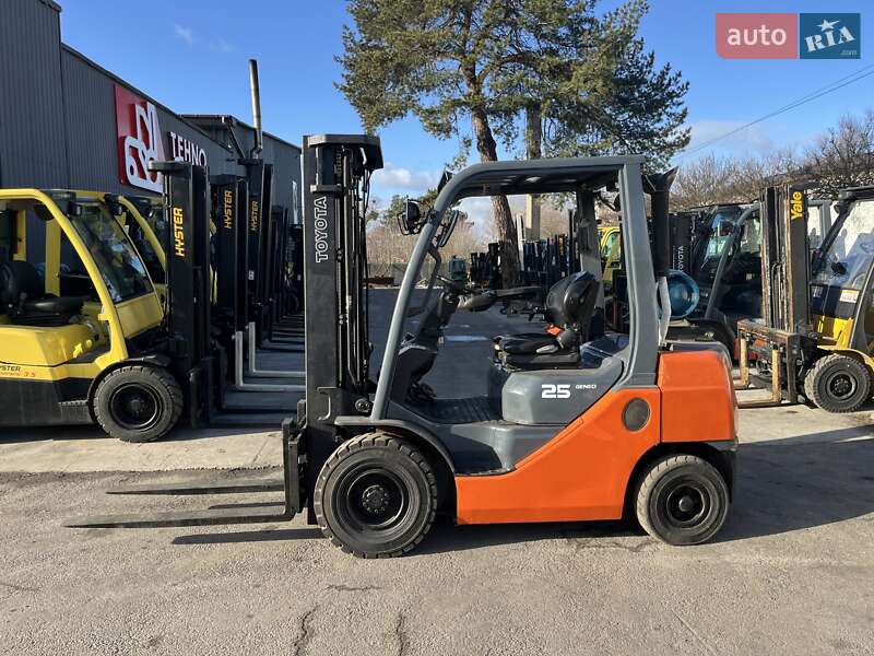 Вилочный погрузчик Toyota 02-8FGF25 2017 в Киеве