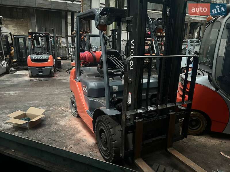 Вилочный погрузчик Toyota 02-8FGF25 2018 в Киеве
