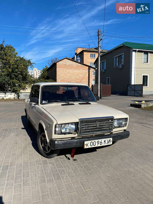 Седан ВАЗ / Lada 2107 1983 в Белой Церкви