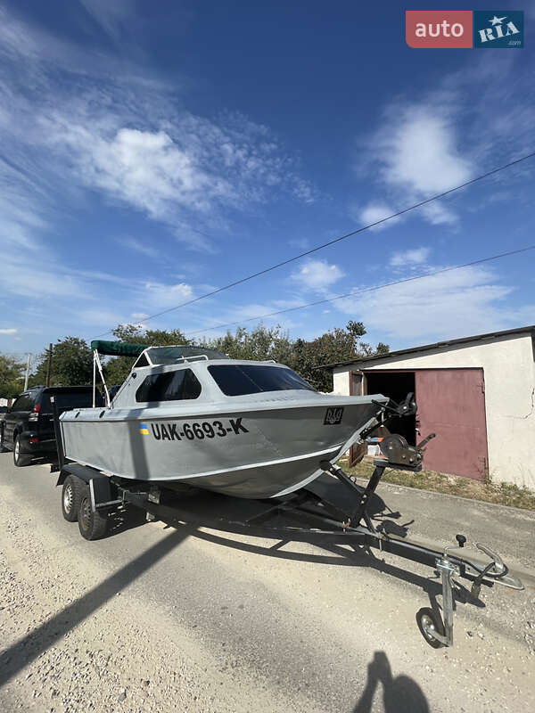 Катер Москва 2М 1991 в Новой Ушице