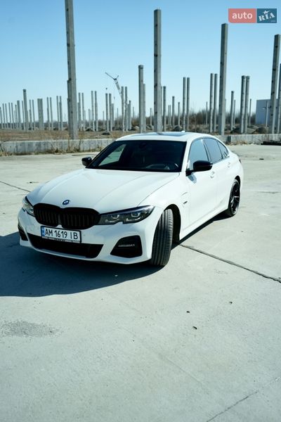 Седан BMW 3 Series 2021 в Коростене