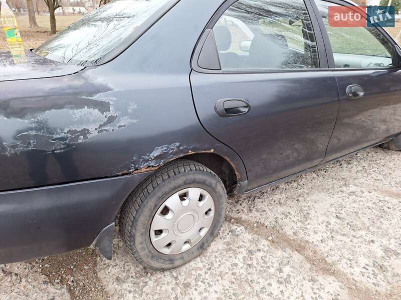 Седан Mazda 323 1995 в Сумах