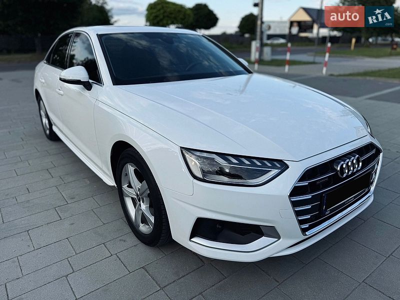 Седан Audi A4 2022 в Ужгороді