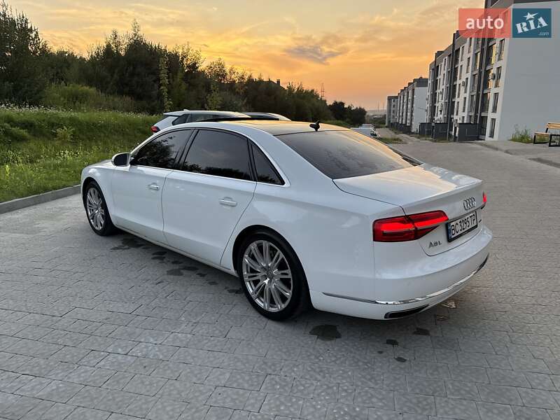 Седан Audi A8 2015 в Львове Седан Audi A8 2015 в Львове