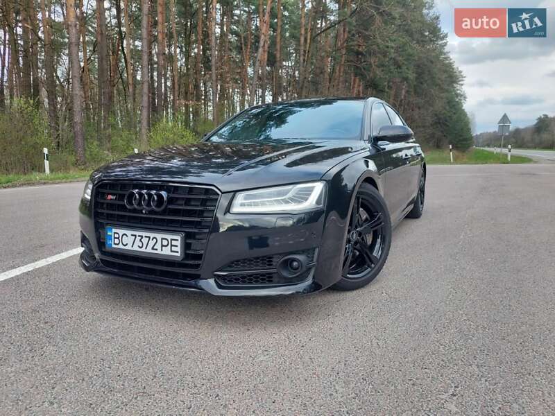Седан Audi A8 2015 в Буську