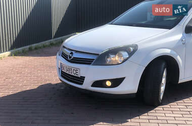 Универсал Opel Astra 2010 в Рокитном