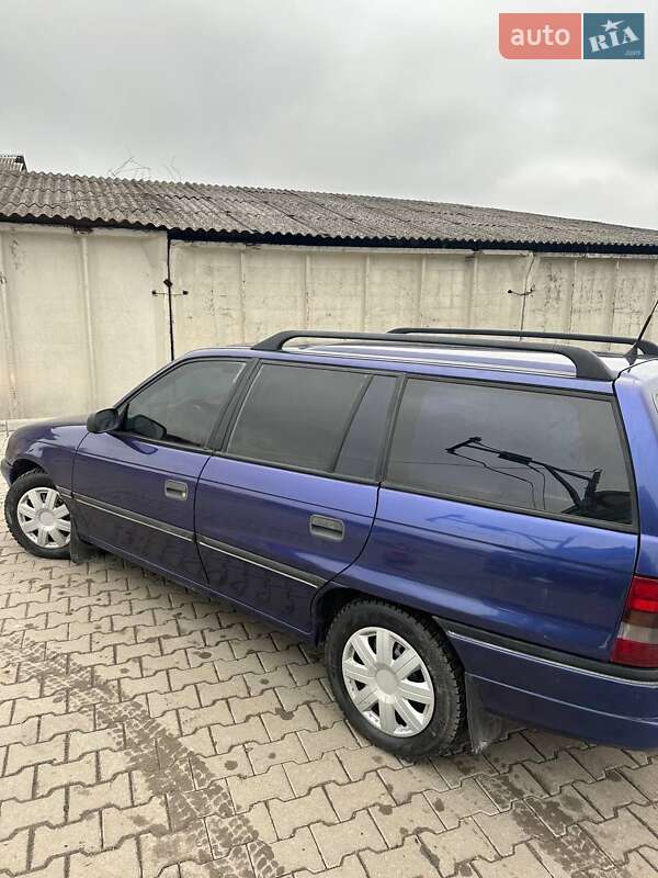 Универсал Opel Astra 1995 в Шумске
