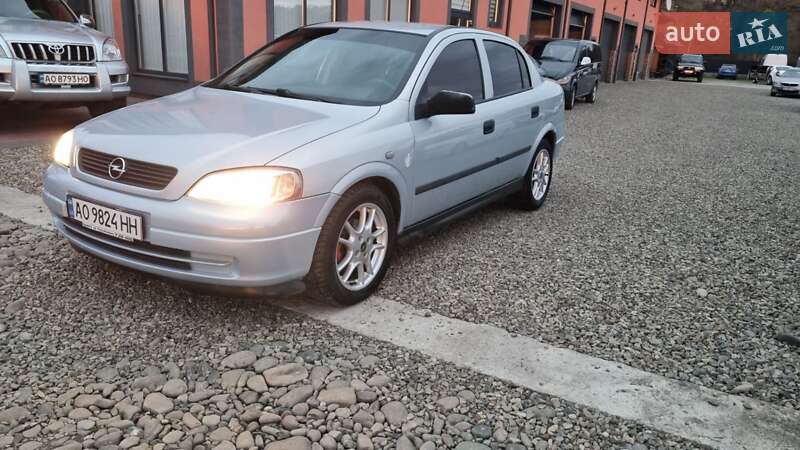 Седан Opel Astra 2004 в Тячеве