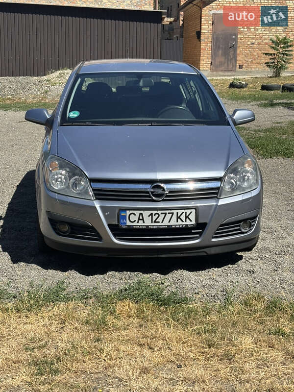 Хэтчбек Opel Astra 2006 в Корсуне-Шевченковском Хэтчбек Opel Astra 2006 в Корсуне-Шевченковском