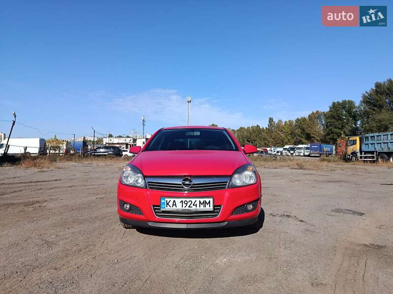 Хэтчбек Opel Astra 2013 в Киеве