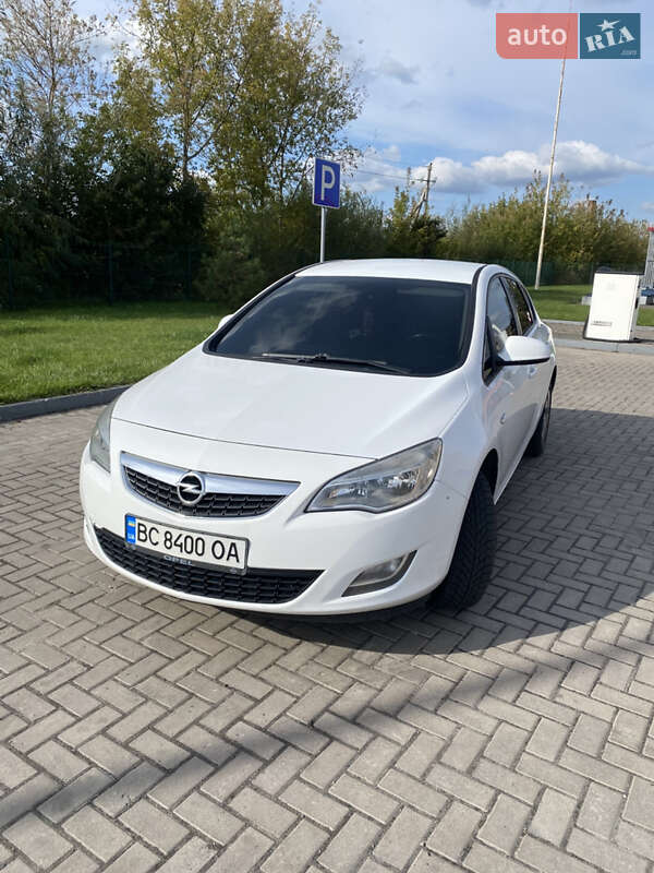 Хэтчбек Opel Astra 2010 в Мостиске