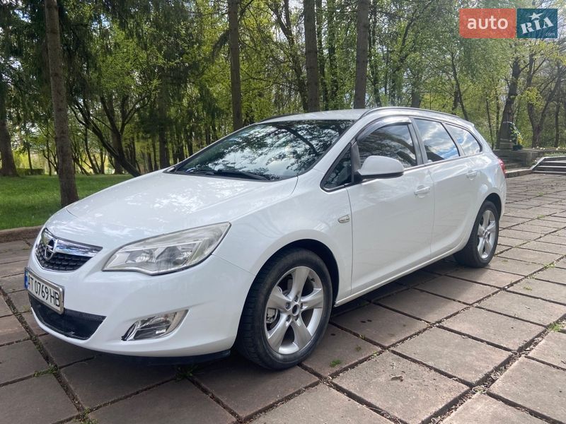 Универсал Opel Astra 2011 в Калуше