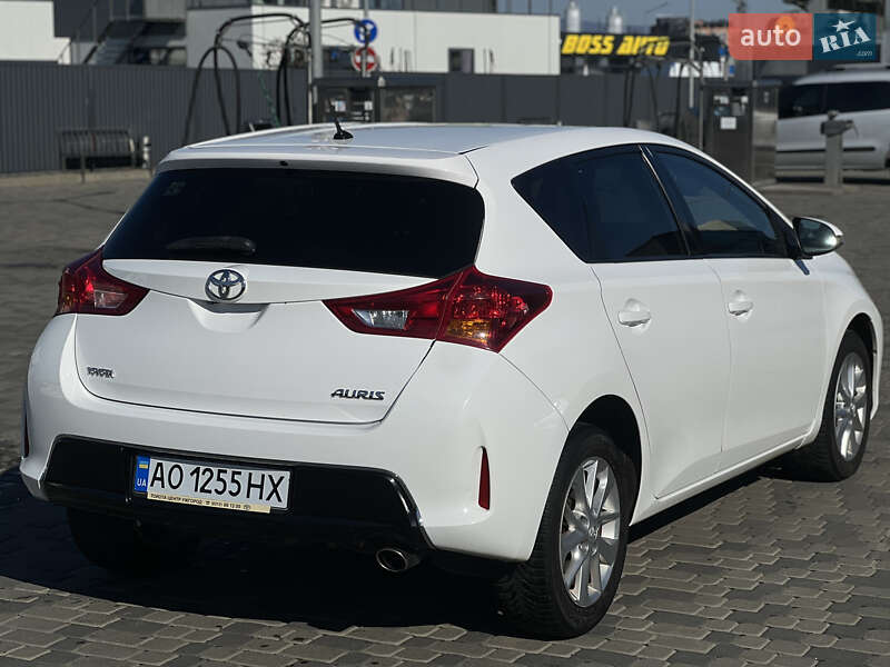 Хэтчбек Toyota Auris 2014 в Мукачево