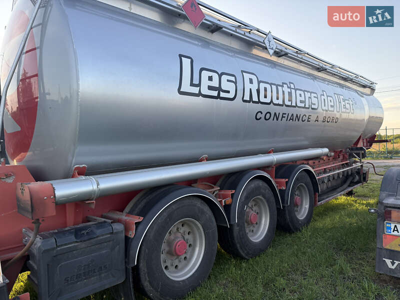 Цистерна Fruehauf Benalu 1996 в Луцке