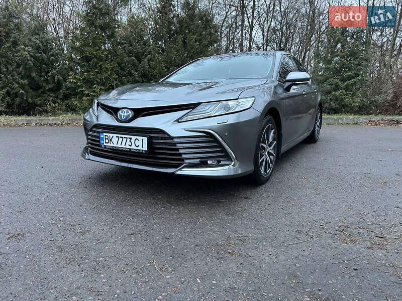 Седан Toyota Camry 2023 в Ровно