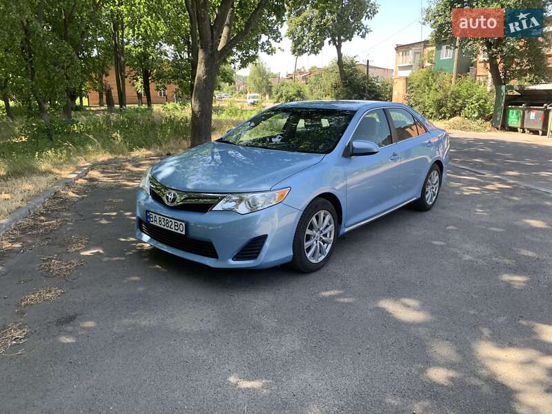 Седан Toyota Camry 2013 в Гайвороне