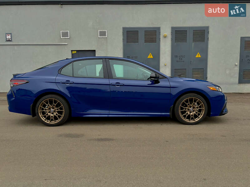 Седан Toyota Camry 2023 в Киеве