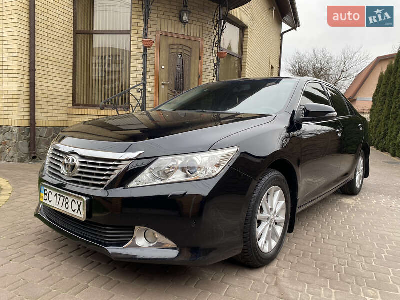 Седан Toyota Camry 2012 в Чернигове