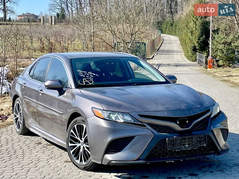 Седан Toyota Camry 2018 в Львове