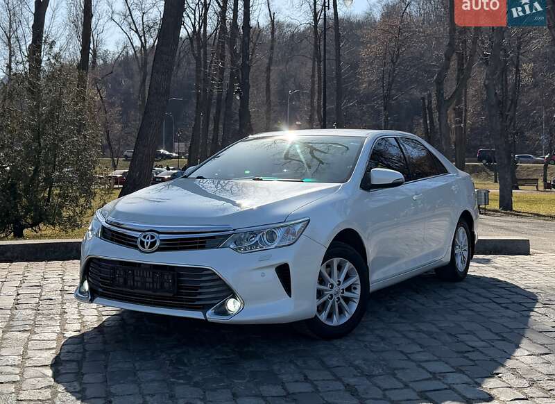 Седан Toyota Camry 2016 в Киеве