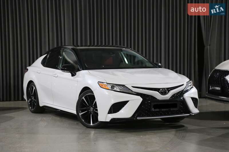 Седан Toyota Camry 2019 в Киеве