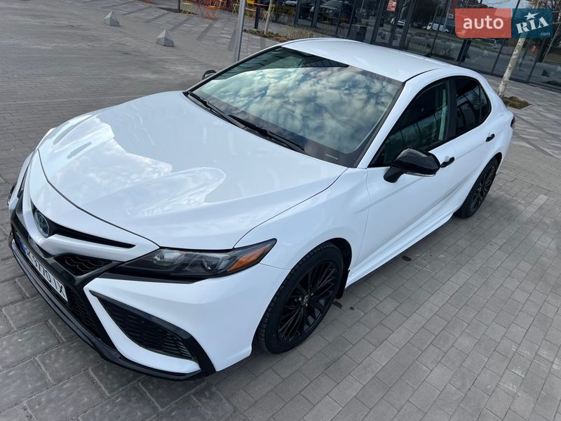 Седан Toyota Camry 2022 в Ровно