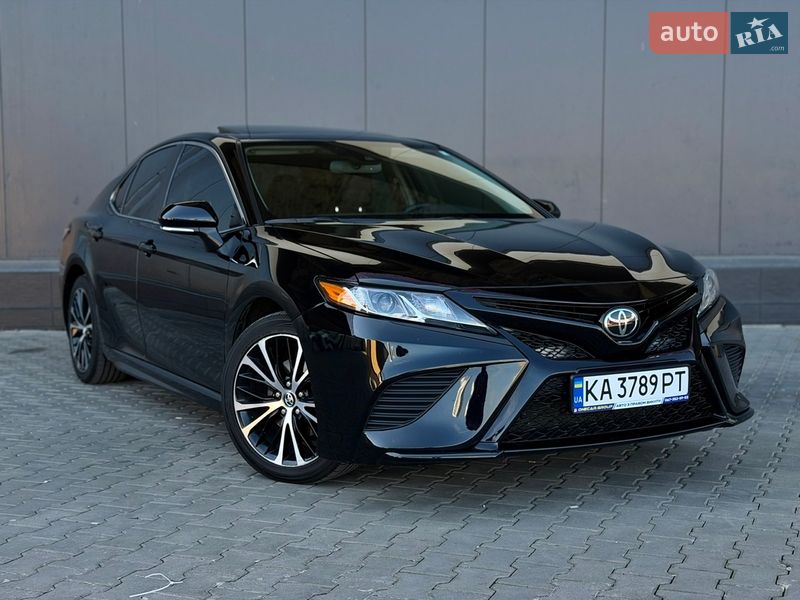 Седан Toyota Camry 2019 в Киеве