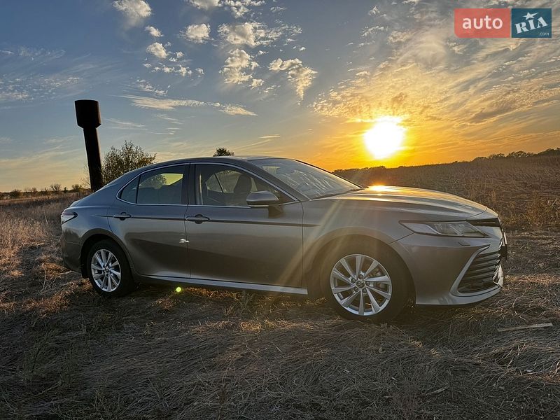 Седан Toyota Camry 2023 в Дніпрі