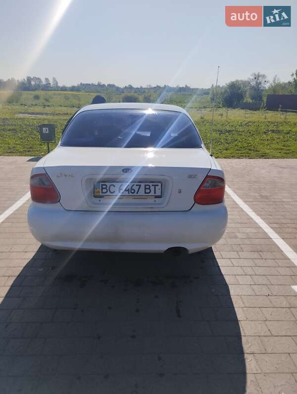 Седан Kia Clarus 2000 в Мостиске