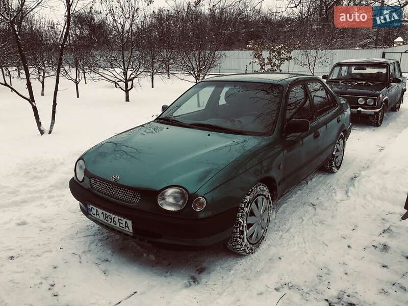 Седан Toyota Corolla 1998 в Золотоноше