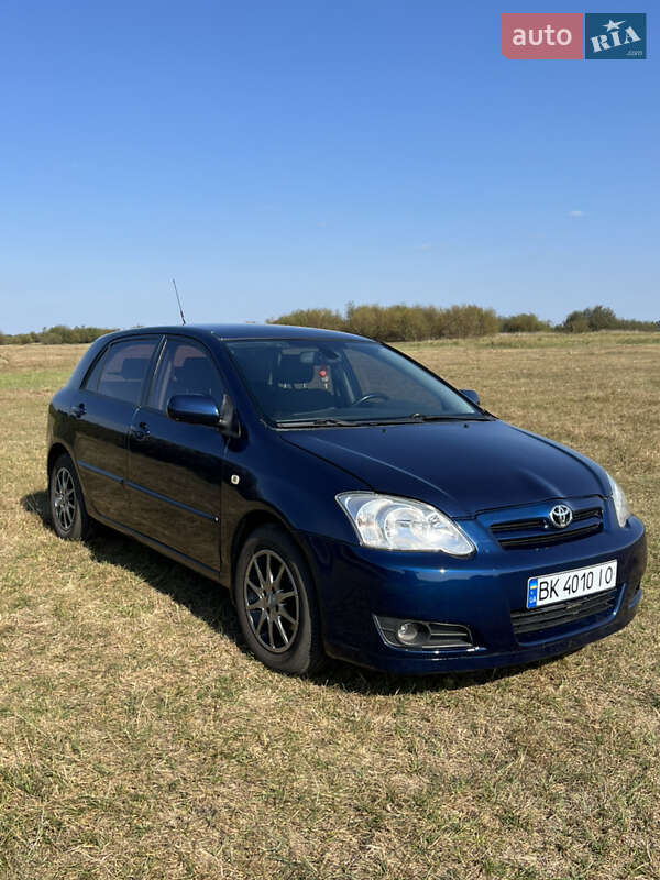 Седан Toyota Corolla 2005 в Дубровице