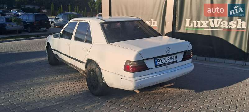 Седан Mercedes-Benz E-Class 1987 в Шумске