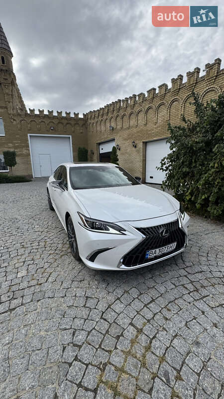 Седан Lexus ES 2024 в Первомайске