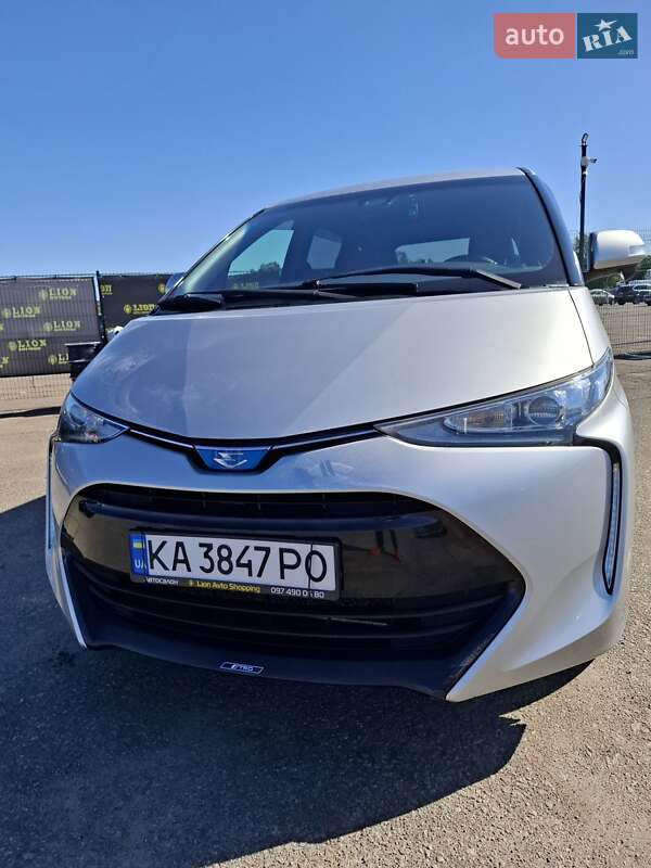 Минивэн Toyota Estima 2017 в Киеве Минивэн Toyota Estima 2017 в Киеве