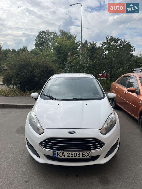 Седан Ford Fiesta 2013 в Вишневом Седан Ford Fiesta 2013 в Вишневом