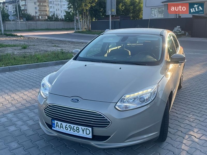 Хэтчбек Ford Focus 2017 в Гатном Хэтчбек Ford Focus 2017 в Гатном