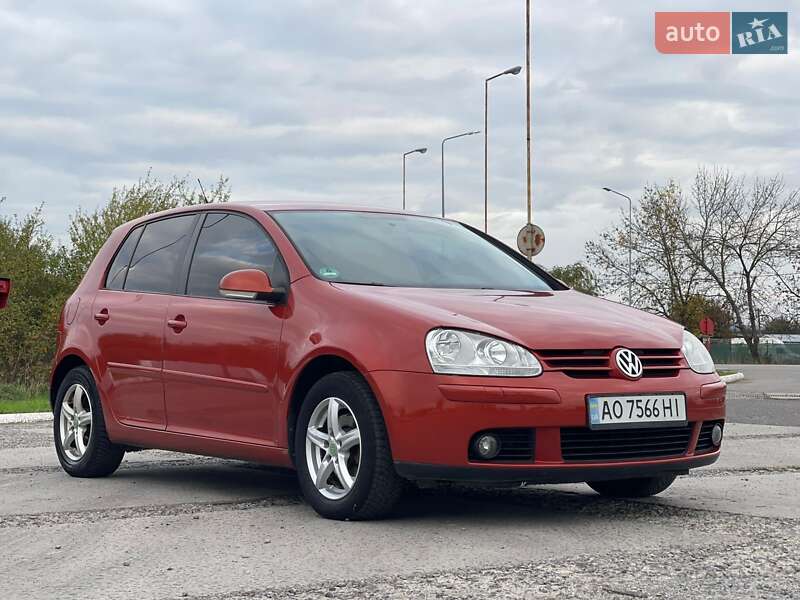 Хэтчбек Volkswagen Golf 2006 в Ужгороде