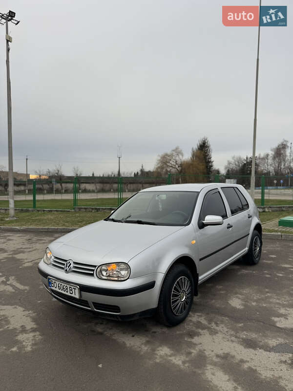 Хэтчбек Volkswagen Golf 2003 в Борщеве