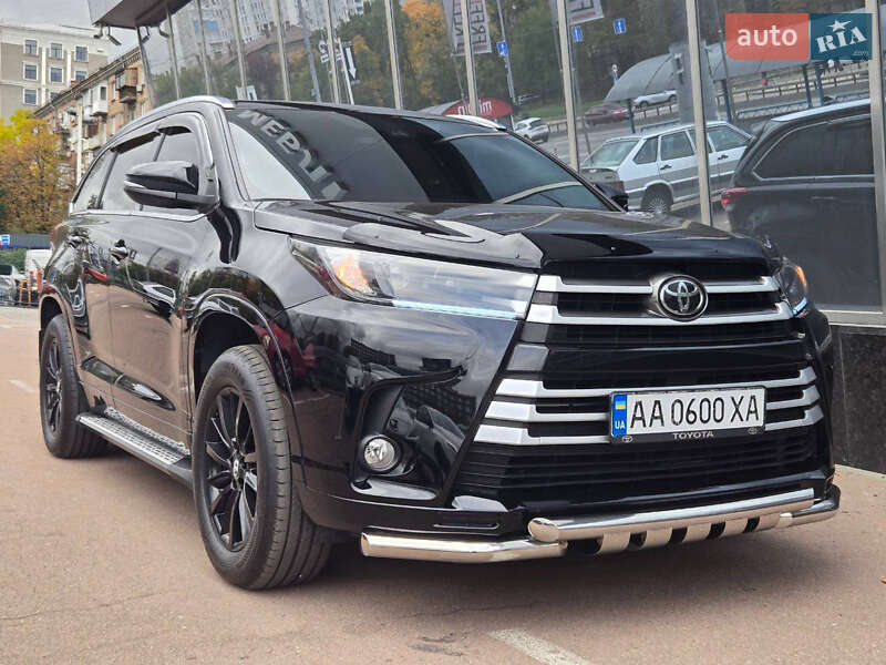 Внедорожник / Кроссовер Toyota Highlander 2017 в Киеве