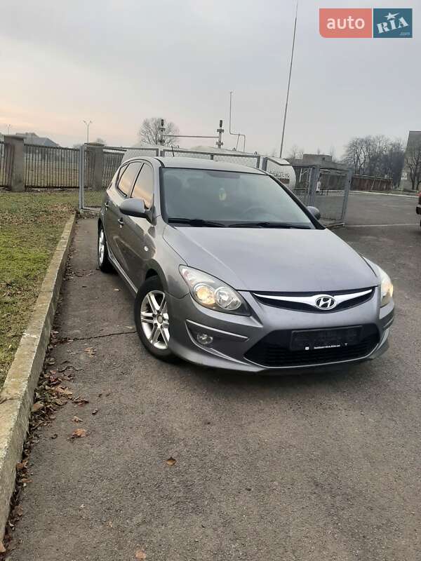 Хэтчбек Hyundai i30 2011 в Ужгороде