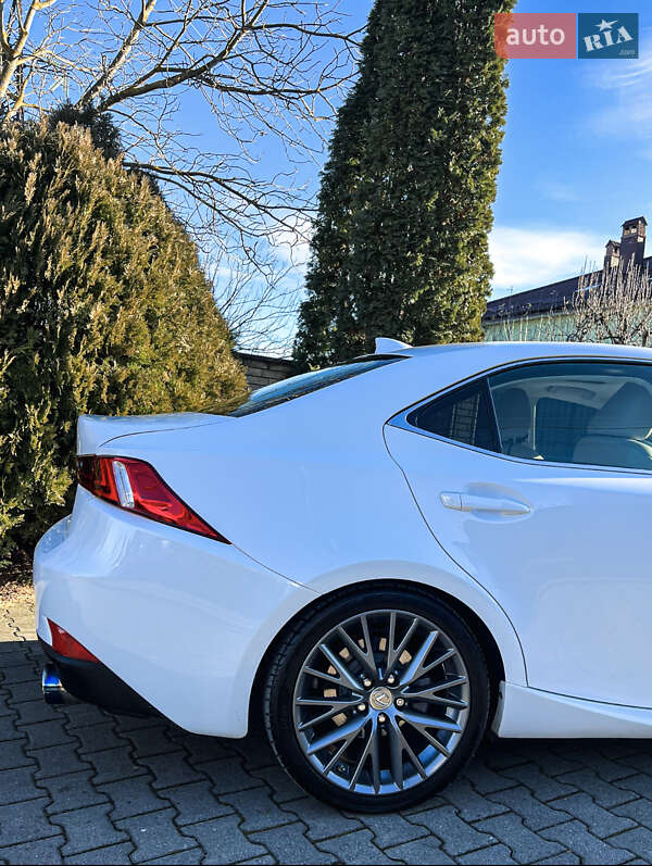 Седан Lexus IS 2014 в Черновцах