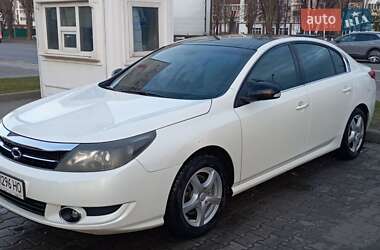 Седан Renault Latitude 2010 в Вишневом Седан Renault Latitude 2010 в Вишневом