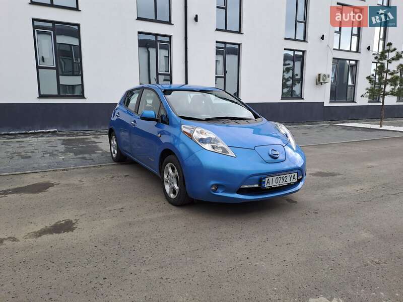 Хэтчбек Nissan Leaf 2013 в Вишневом Хэтчбек Nissan Leaf 2013 в Вишневом