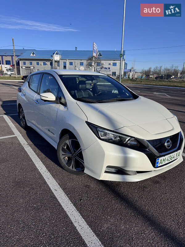 Хетчбек Nissan Leaf 2018 в Житомирі Хетчбек Nissan Leaf 2018 в Житомирі
