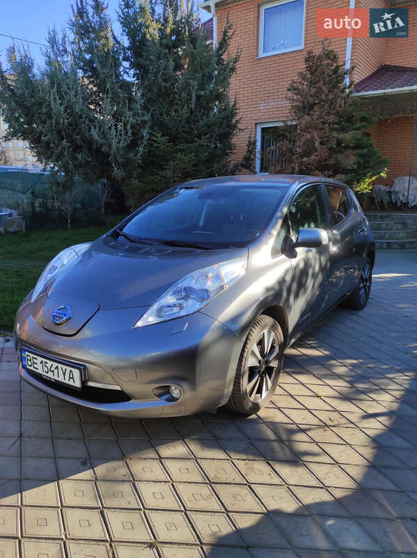 Хэтчбек Nissan Leaf 2015 в Николаеве