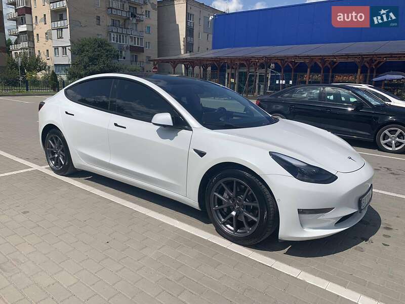 Седан Tesla Model 3 2022 в Староконстантинове