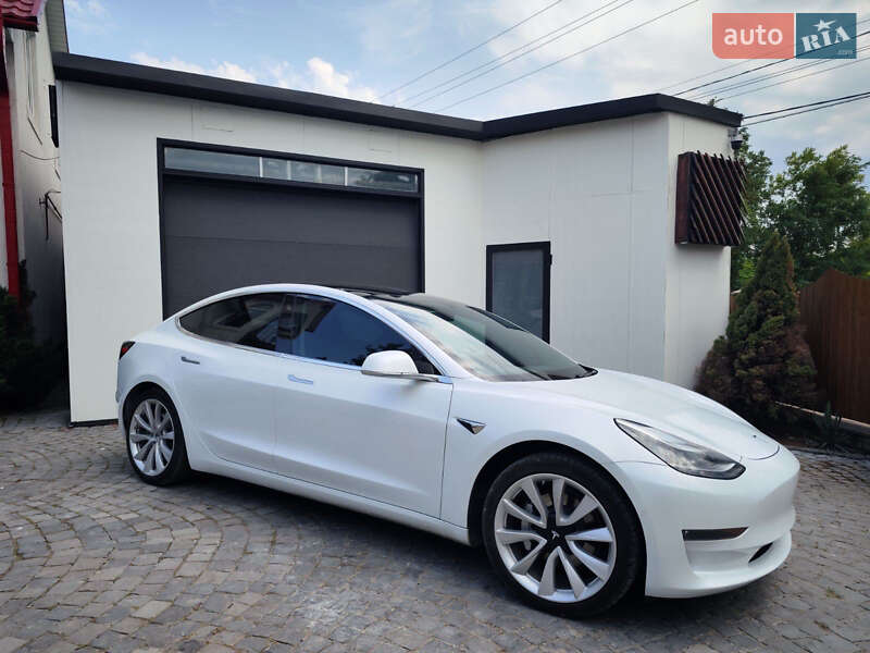 Седан Tesla Model 3 2019 в Івано-Франківську